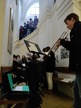 Schola doprovodila žehnání adventního věnce